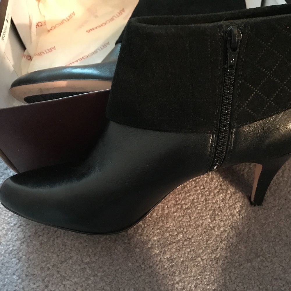 New  Arturo Chiang 8.5 black leather/suede booties